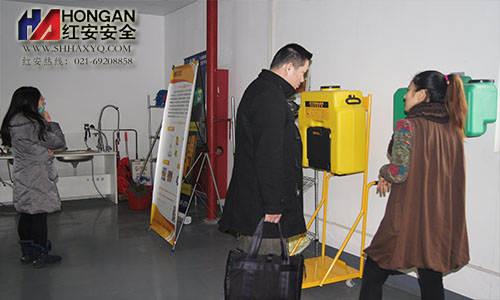 客戶繼續在展示廳參觀洗眼器系列